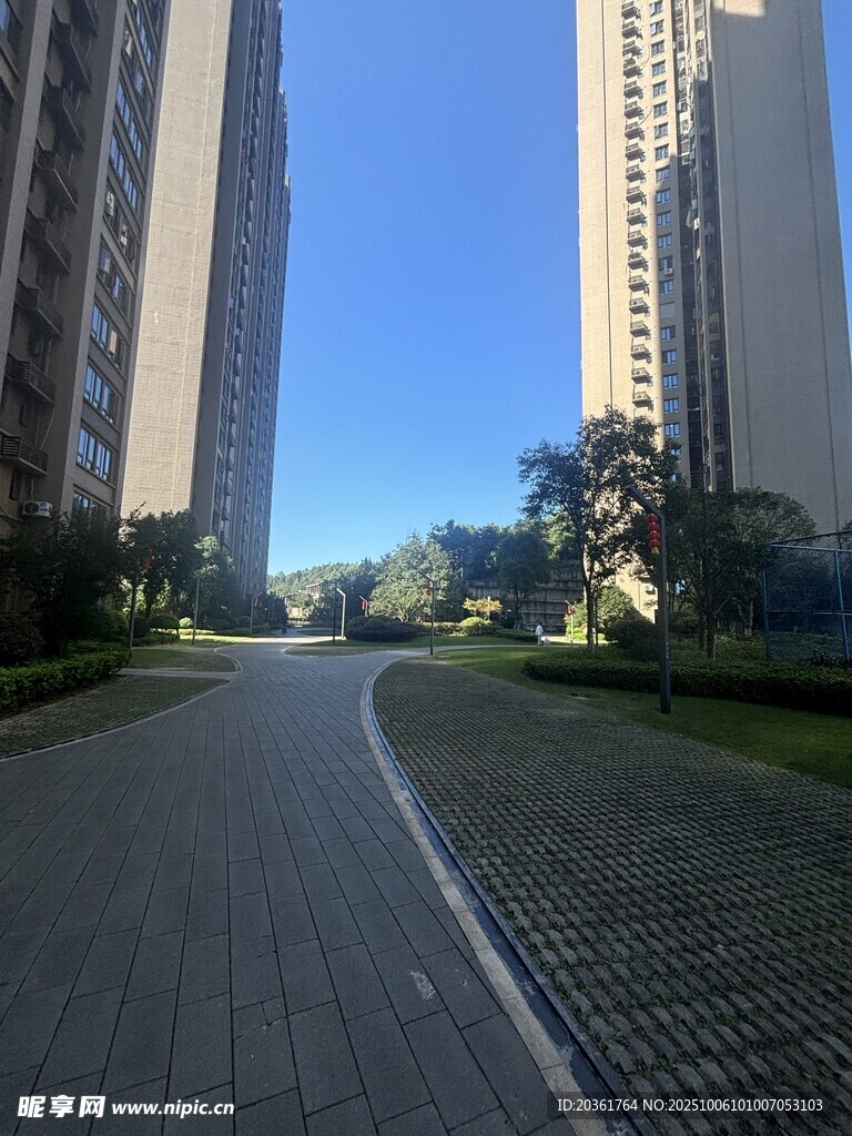 城市住宅区中的宽阔步道