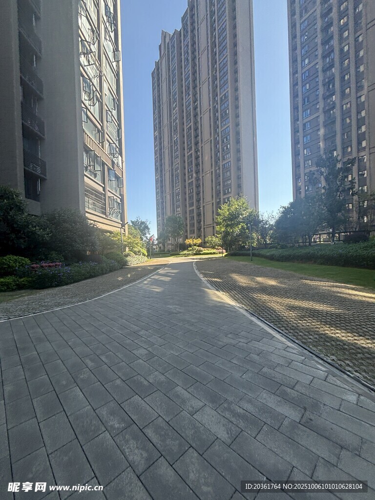城市住宅区的宽敞步道