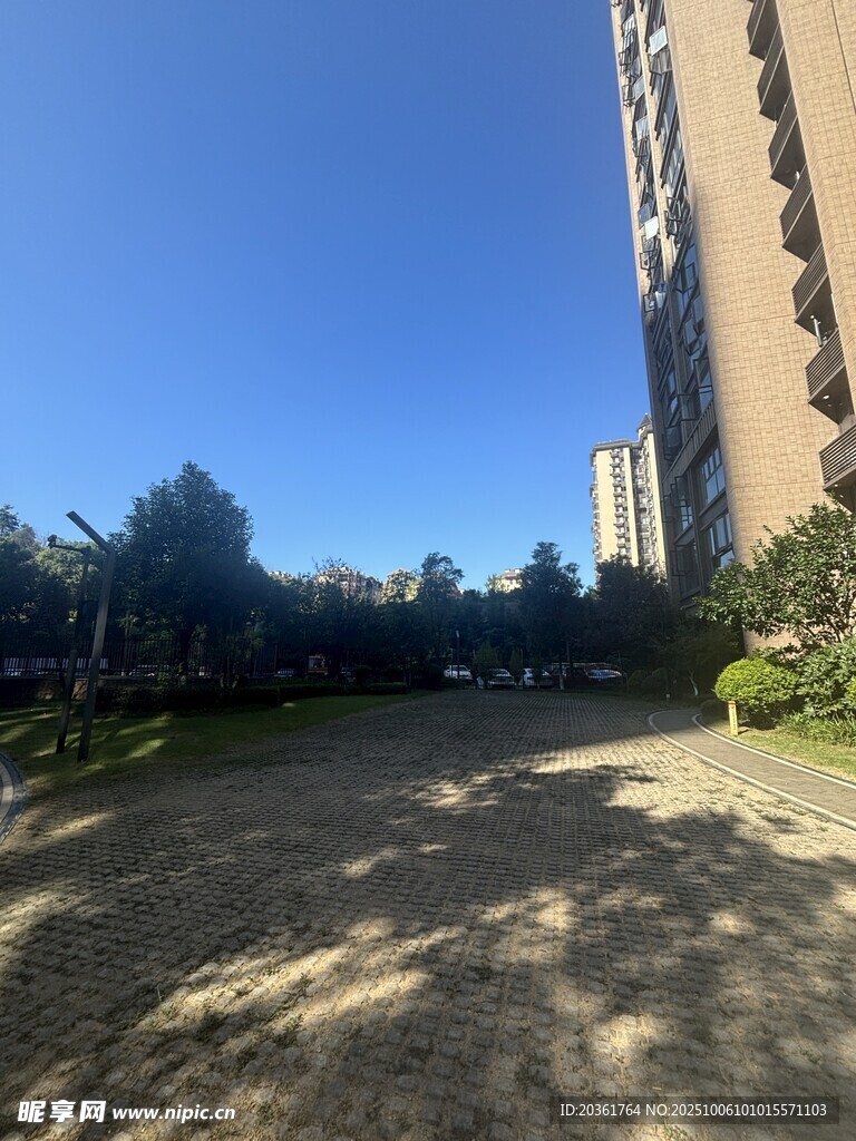 小区户外的开阔休闲空间