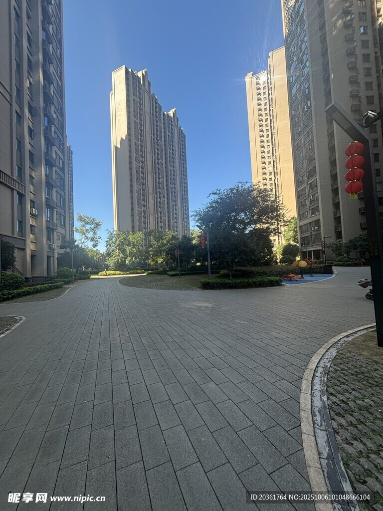 城市中宽阔整洁的道路景观