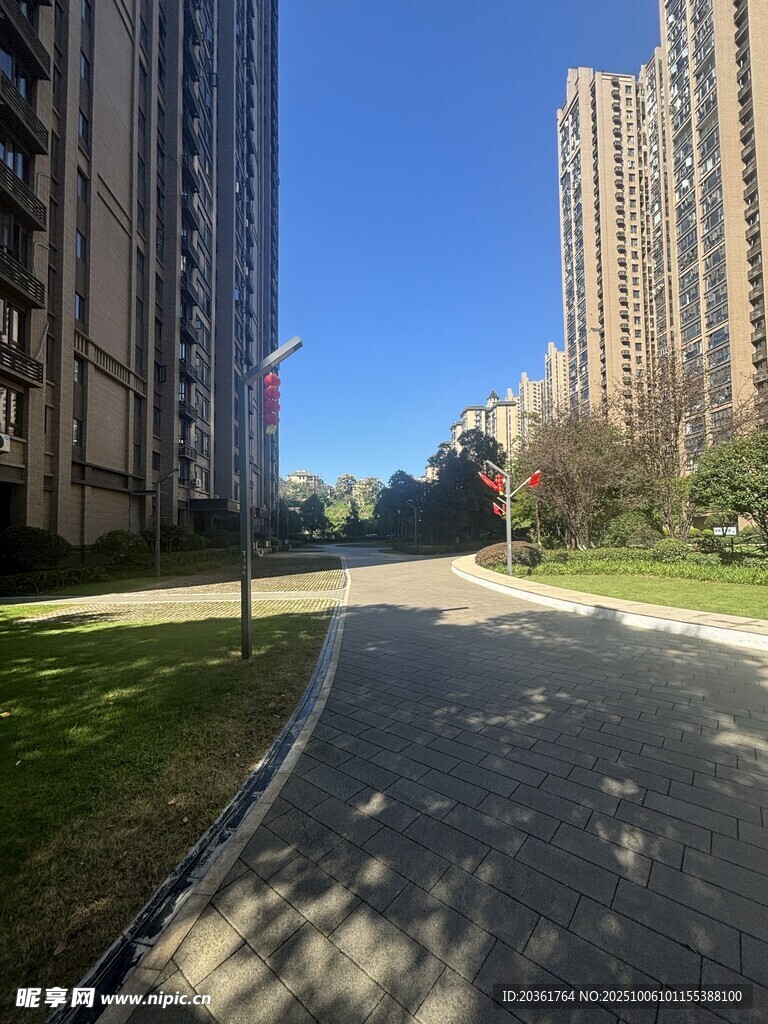 小区内的宽阔道路与高楼