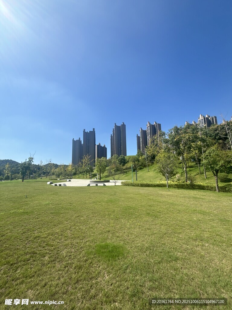 城市边的开阔绿地景观