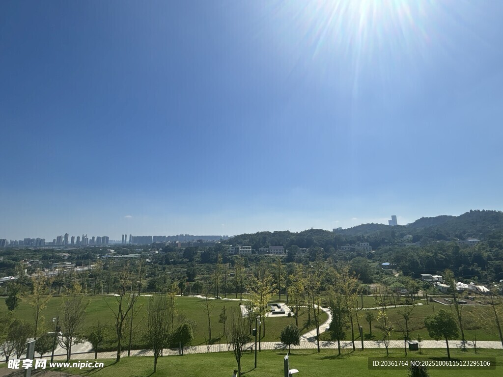 阳光照耀下的开阔户外风景