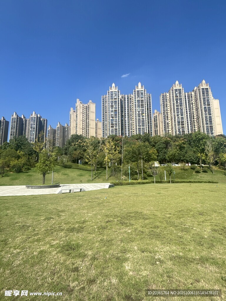 城市绿地旁的高层住宅区