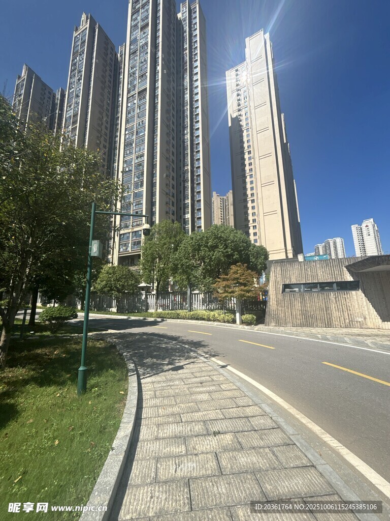 城市道路旁的高楼景观