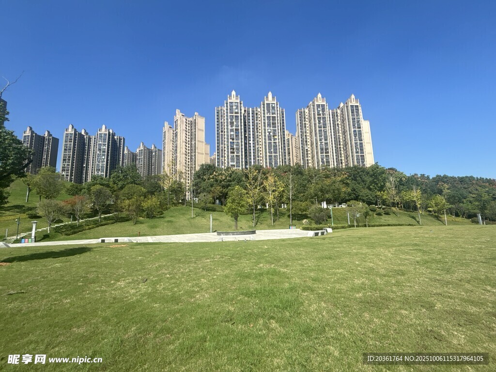 城市绿地旁的高层住宅区