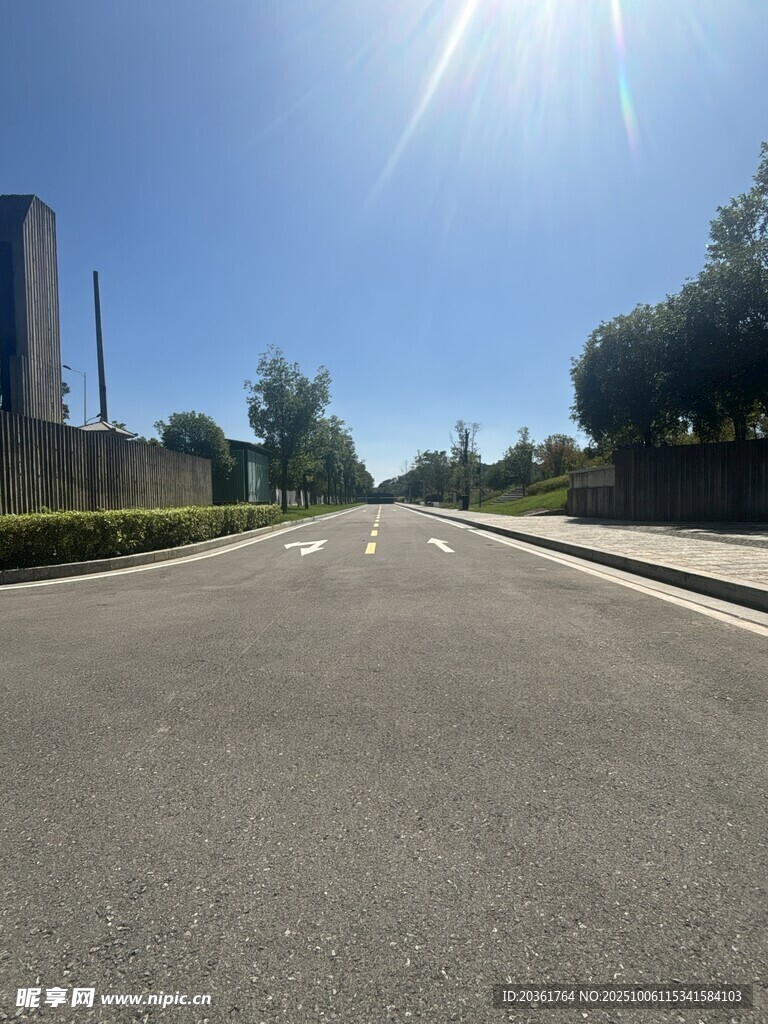 宽阔道路