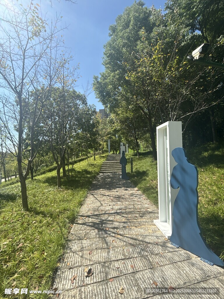 林间石径旁的雕塑景观