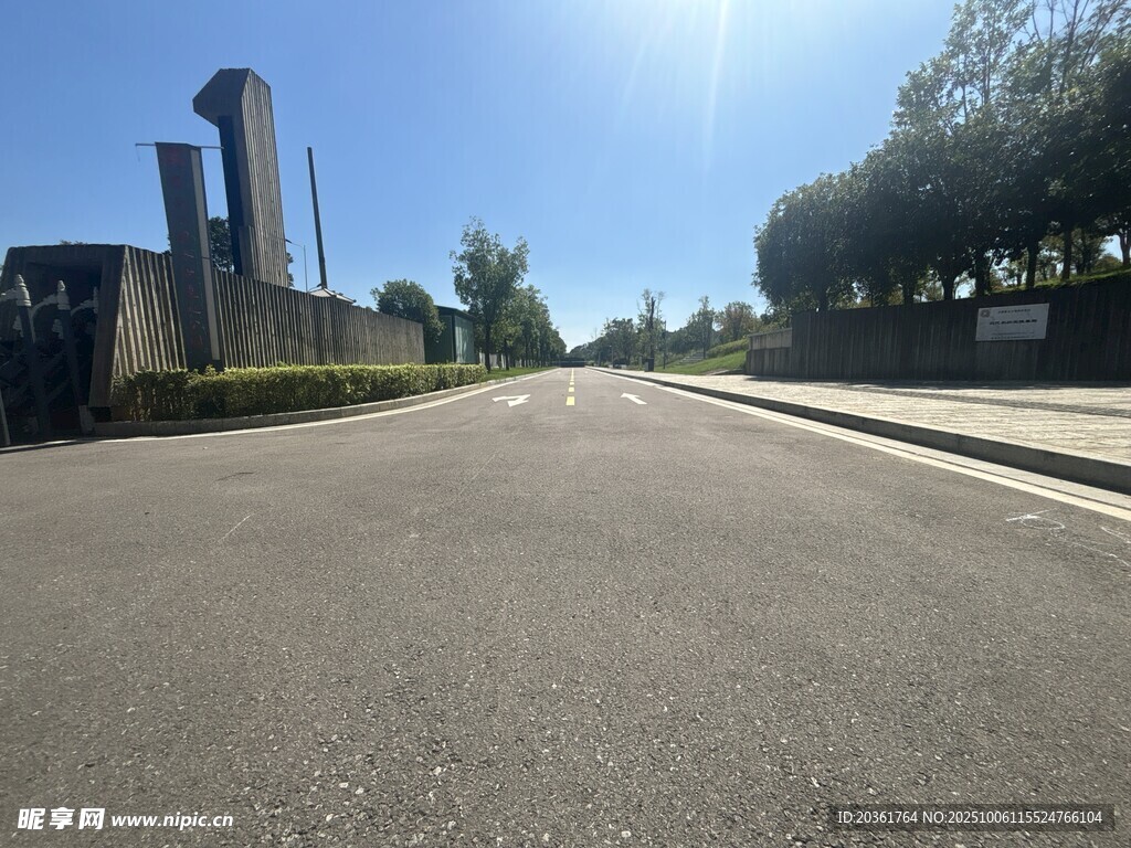 宽阔道路旁的现代建筑景观