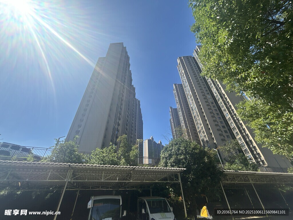 阳光下的摩天大楼景观