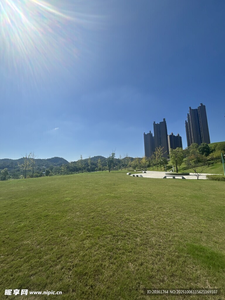 城市边的开阔草地景观