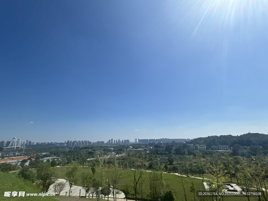 蓝天绿地间的开阔景致