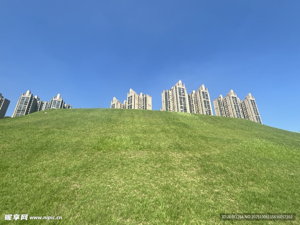 绿草坡上的石柱景观