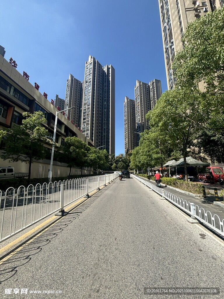 城市宽阔道路与高楼景观