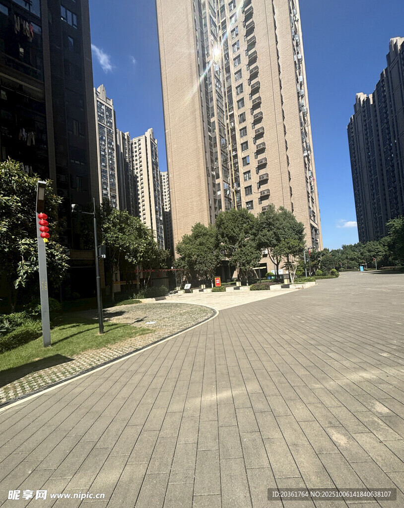 城市中开阔的砖石铺就道路