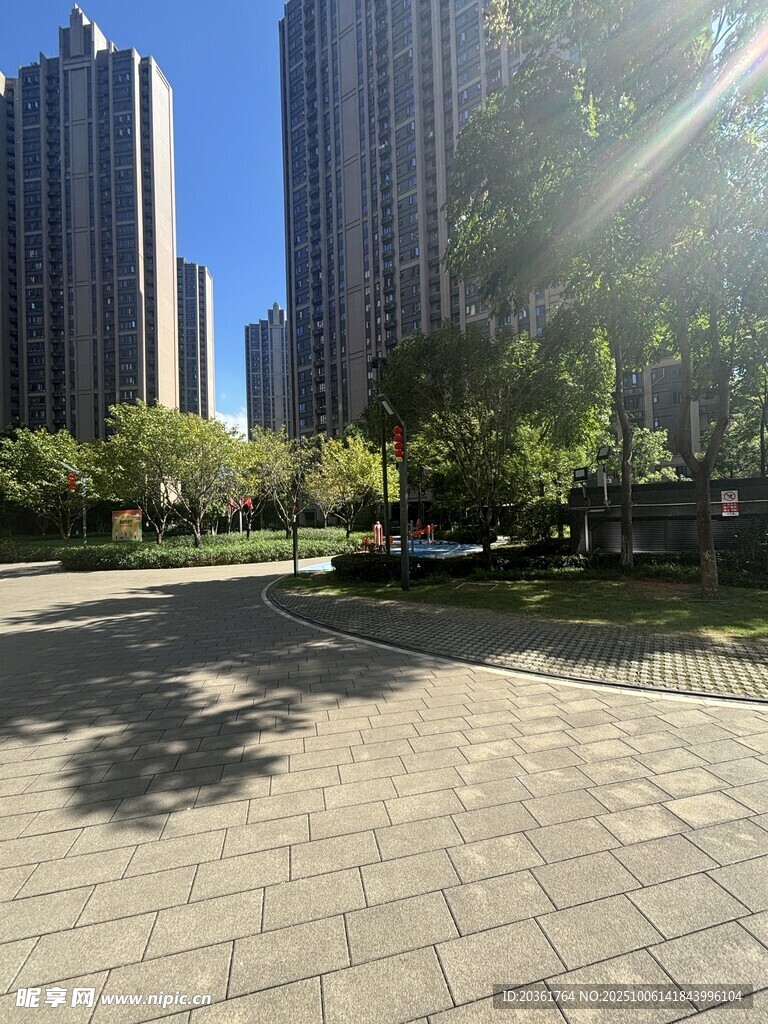 城市广场与高楼景观