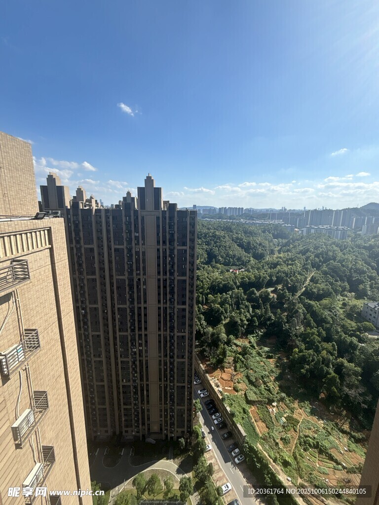 高层俯瞰城市与自然景观