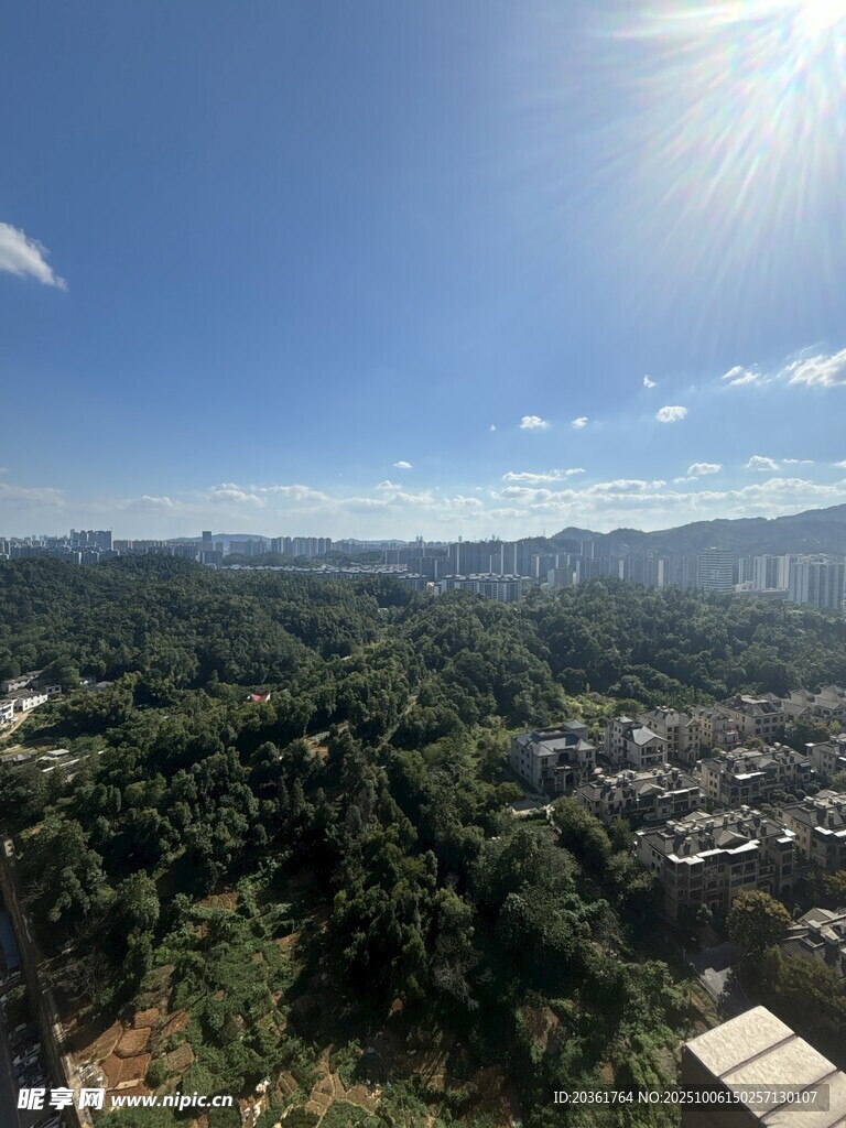 俯瞰葱郁山林与城镇景观