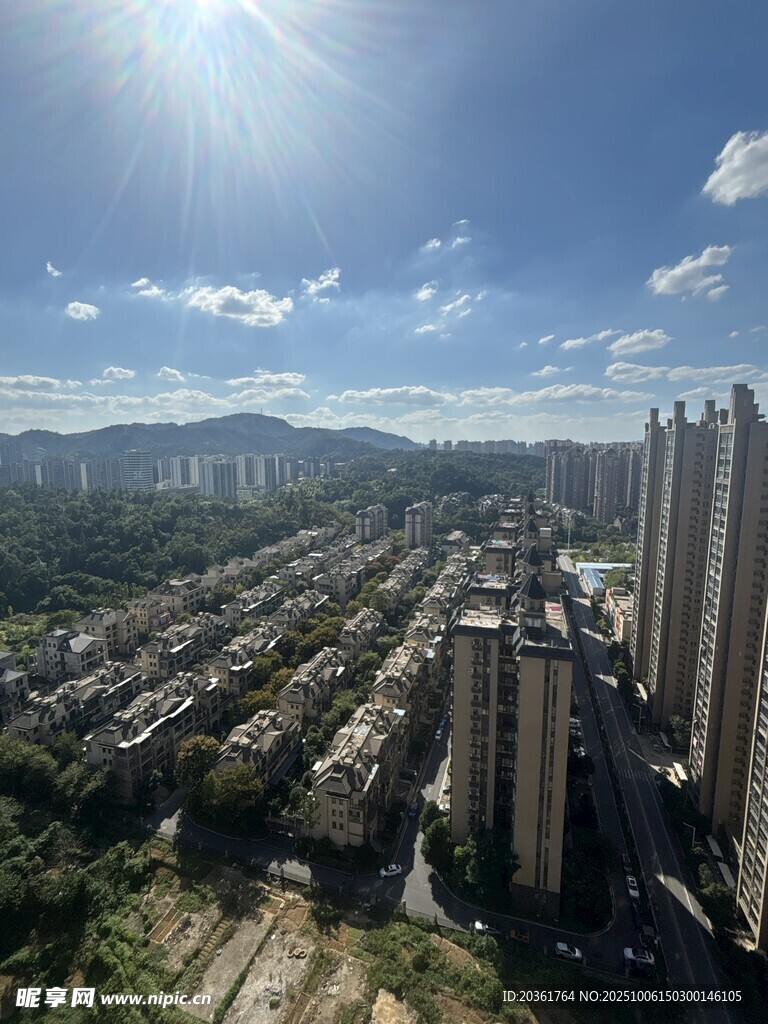 城市建筑与低矮民居景观
