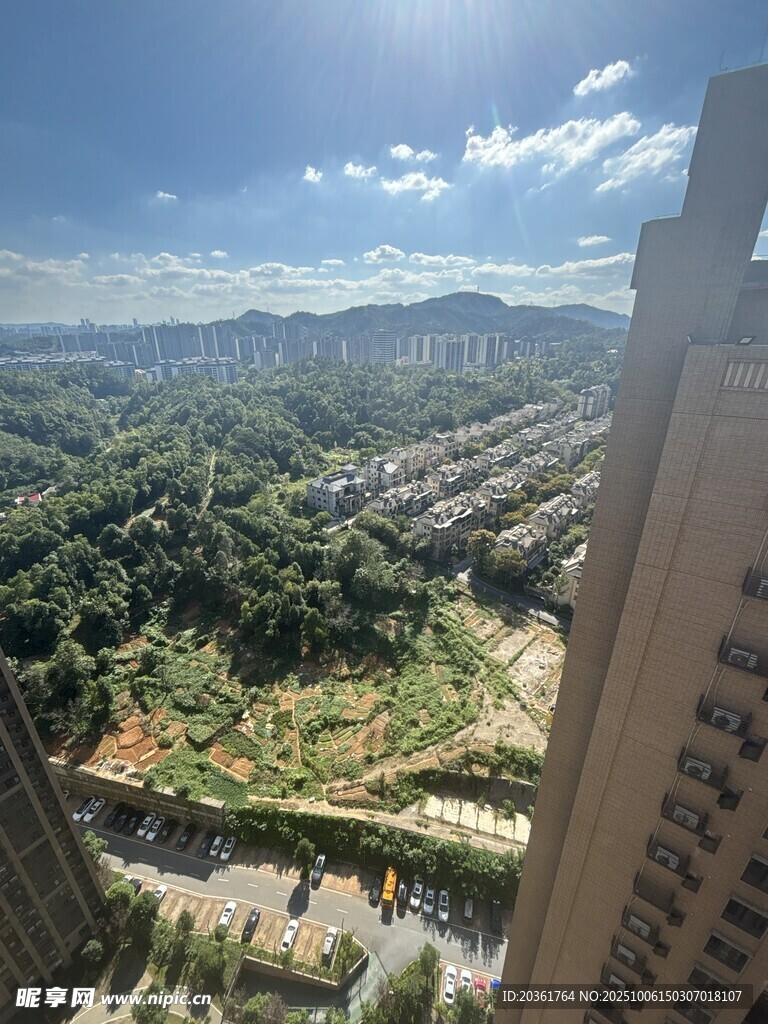 俯瞰城市与自然景观