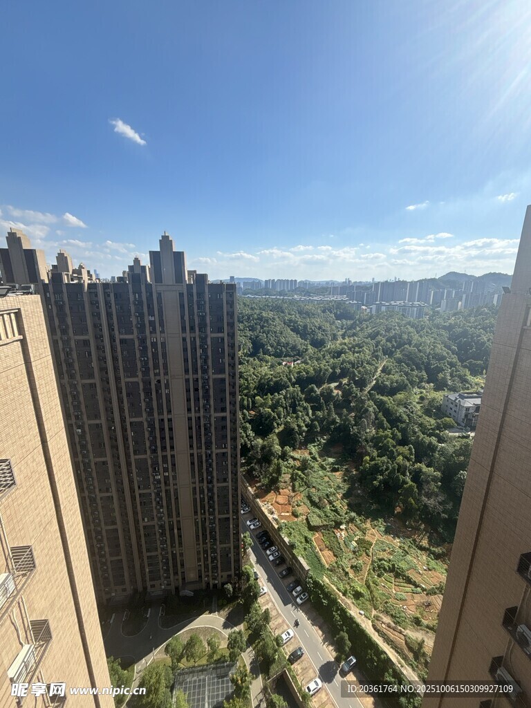 高层俯瞰城市与自然景观
