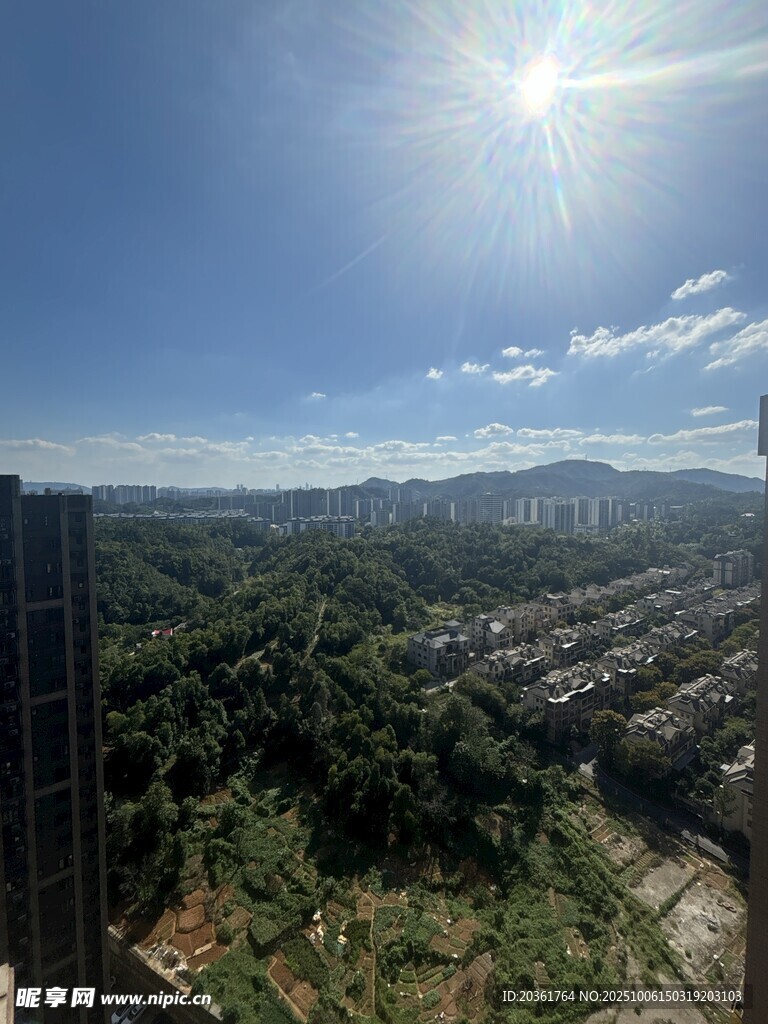城市与山林的壮美景观
