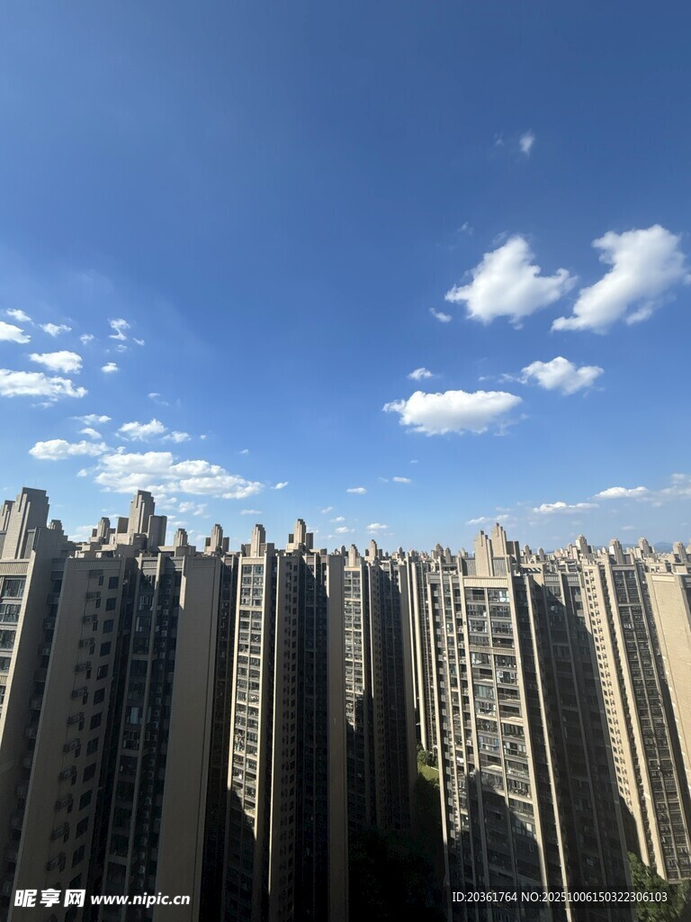 城市高楼林立的天际线