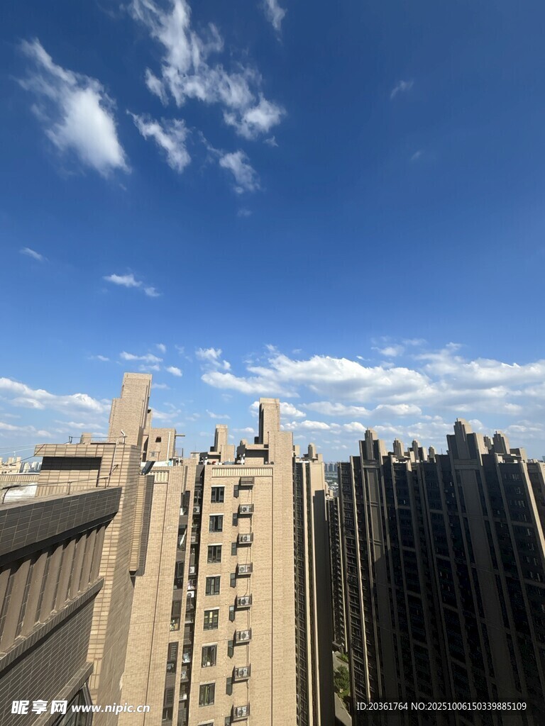城市高楼与蓝天白云景观