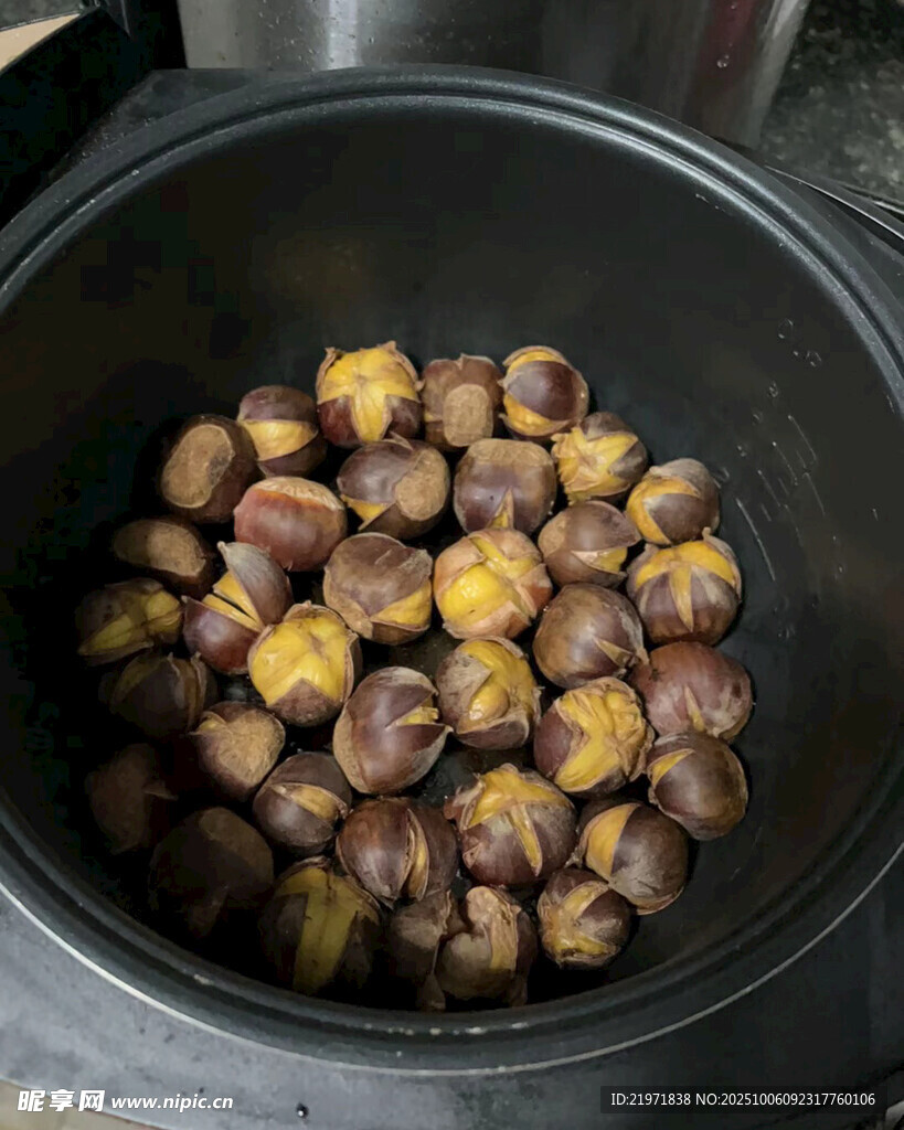 锅中美味烤栗子