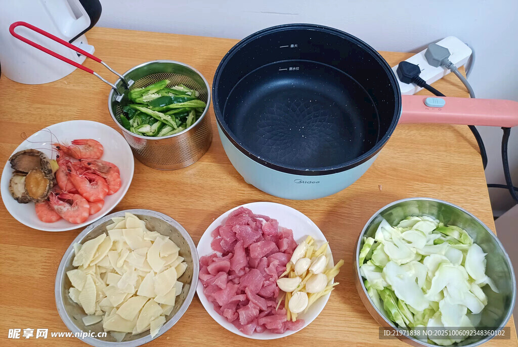 丰盛食材准备烹饪