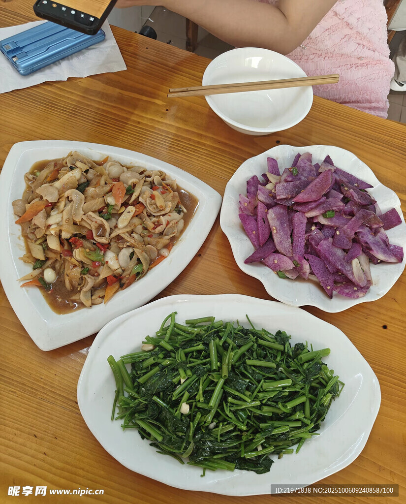 丰盛家常菜摆上木桌