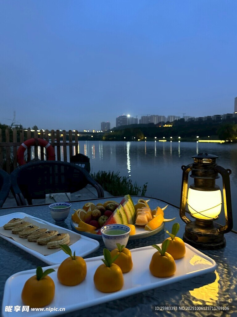 湖畔野餐油灯