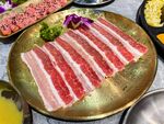 新鲜美味的涮煮五花肉片