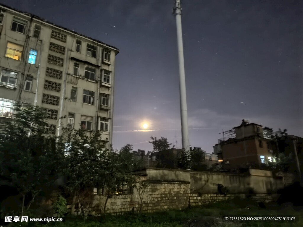 月夜下的城市建筑与高塔