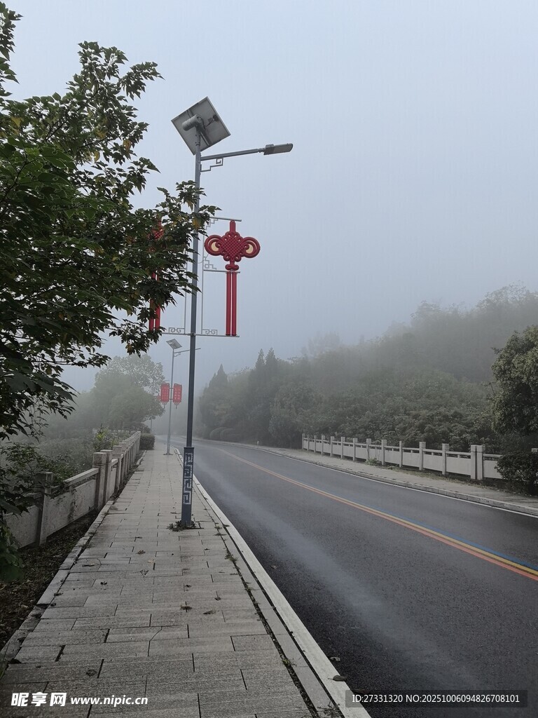 雾中街道的中式路灯景观
