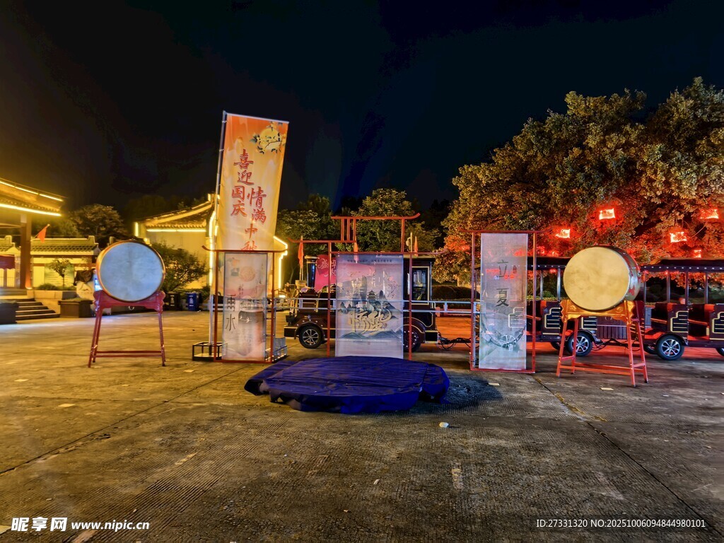 夜晚户外的传统表演场景