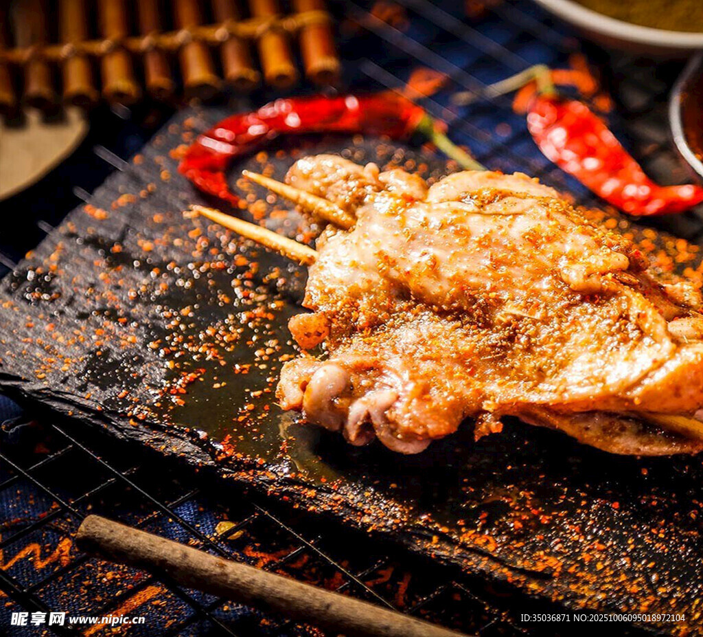 烤架上的美味鸡肉串