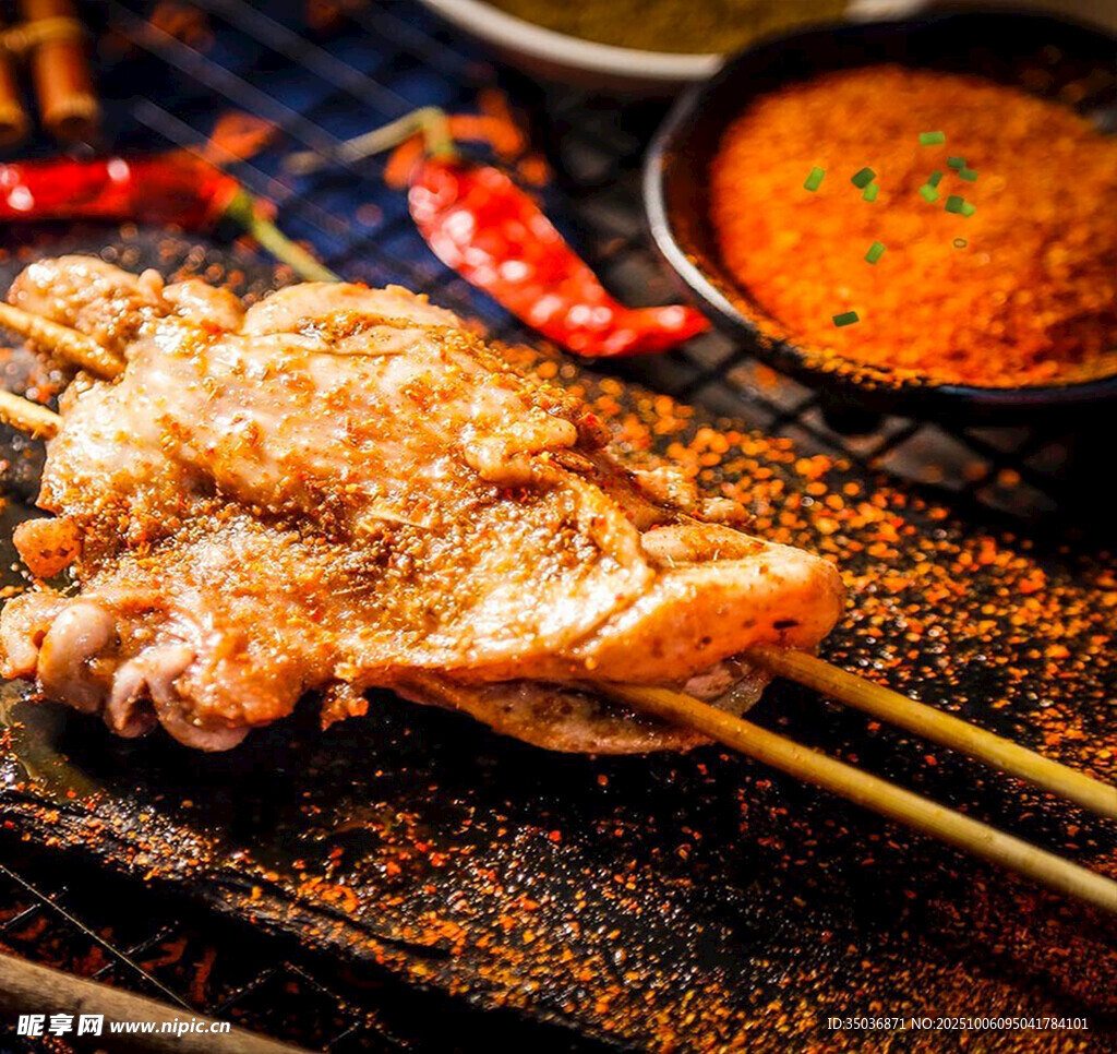 烤架上的美味烤肉与蘸料