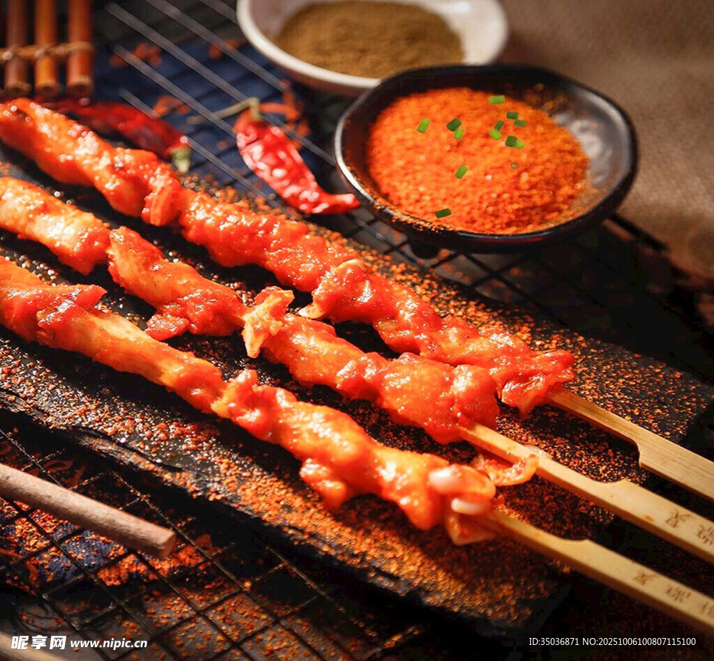 美味烤肉串搭配特色蘸料