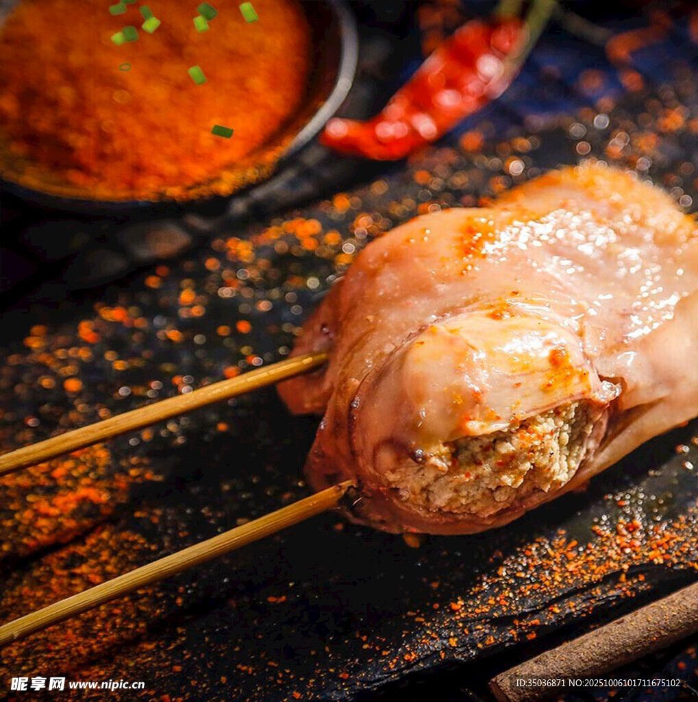 美味鸡肉串搭配诱人蘸料