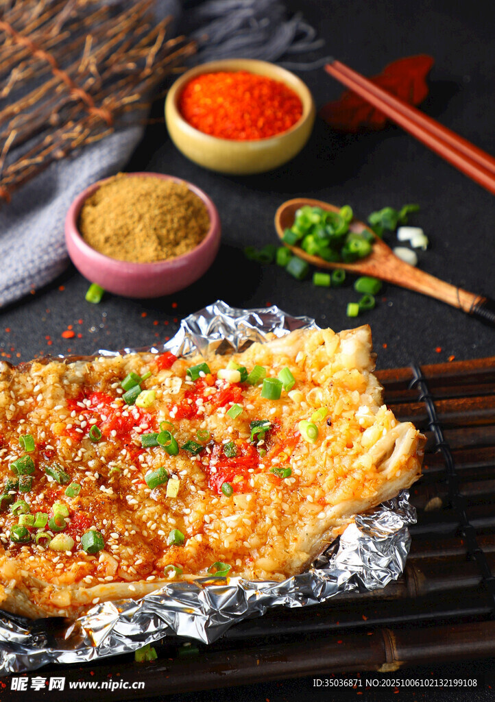 美味烤饼搭配多样调料
