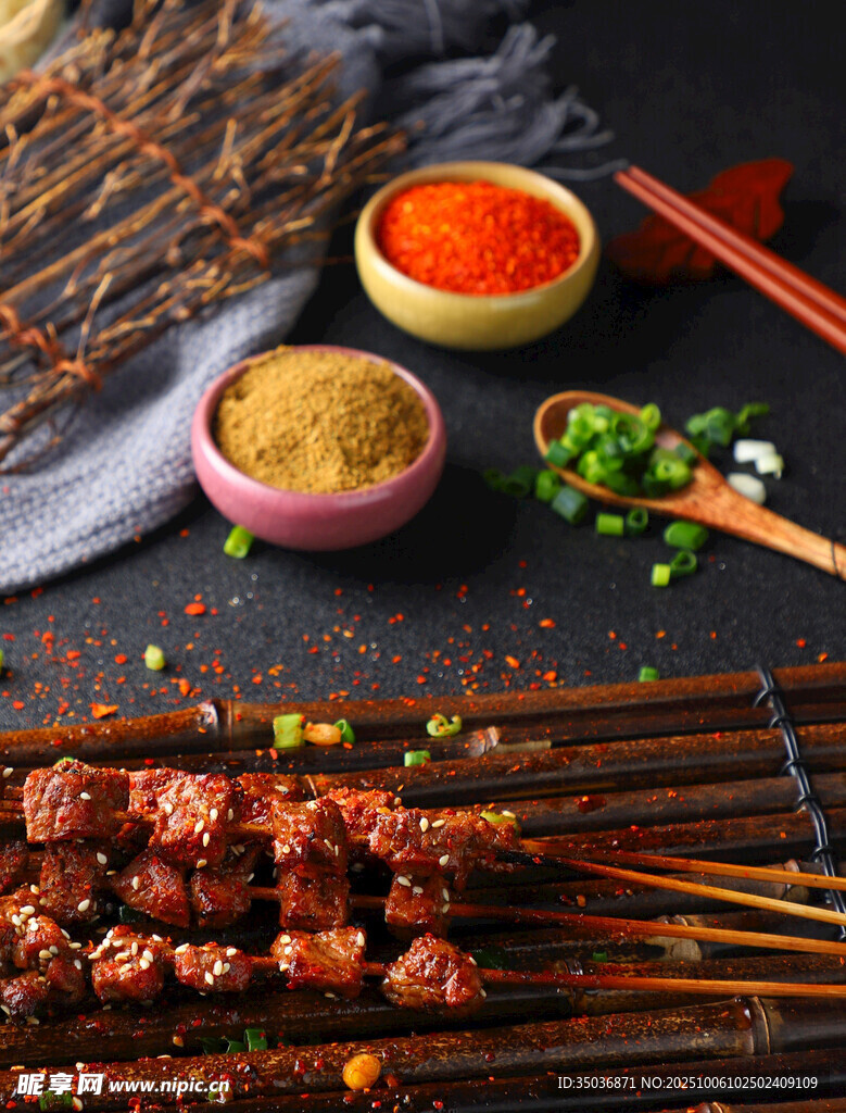 美味烤肉串与多样调料