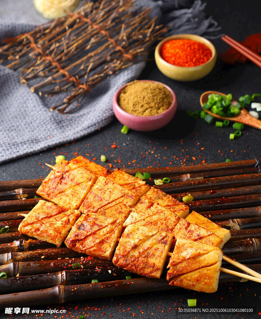 美味烤豆腐串与特色佐料
