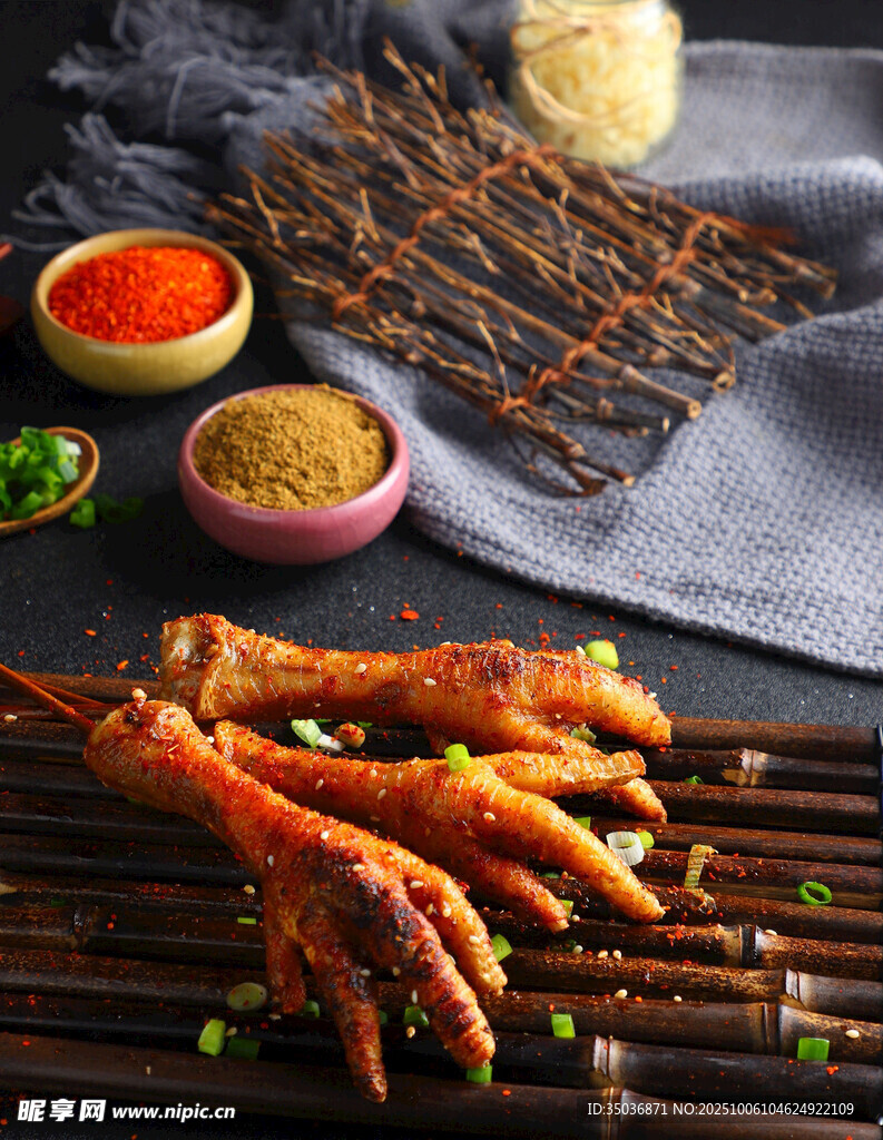 美味烤鸡爪与多样调料