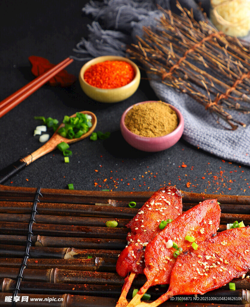 美味烤肉串与多样调料