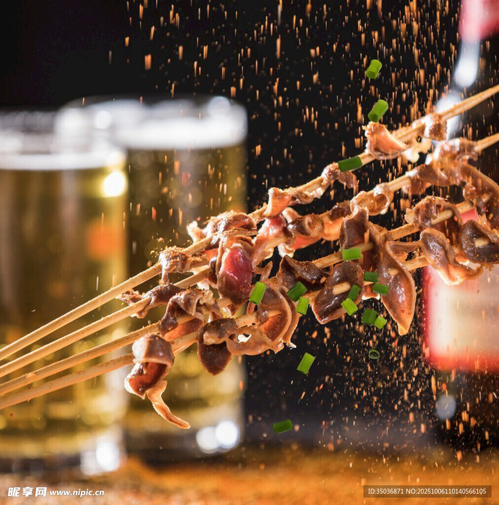 美味烤肉串搭配冰爽啤酒