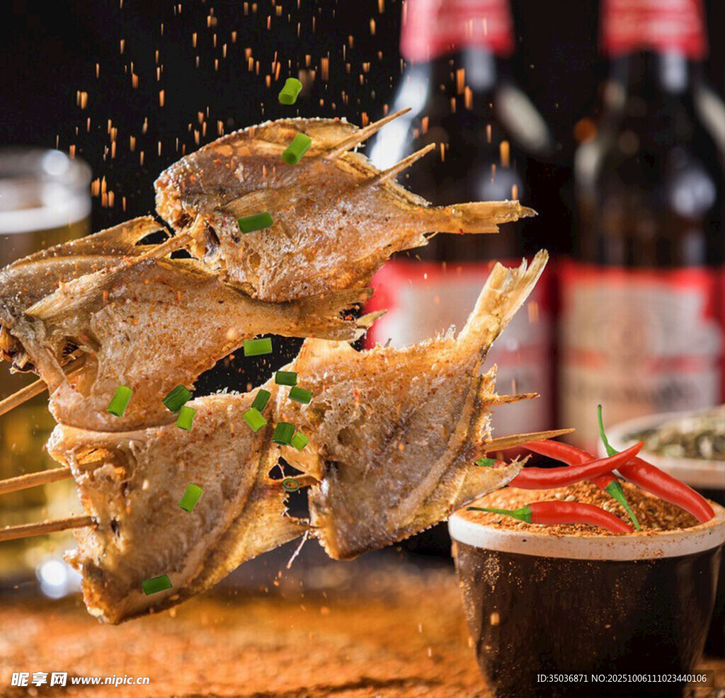 美味烤鱼串搭配特色蘸料