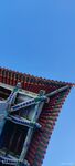 屋顶仰拍视角下的蓝天景象