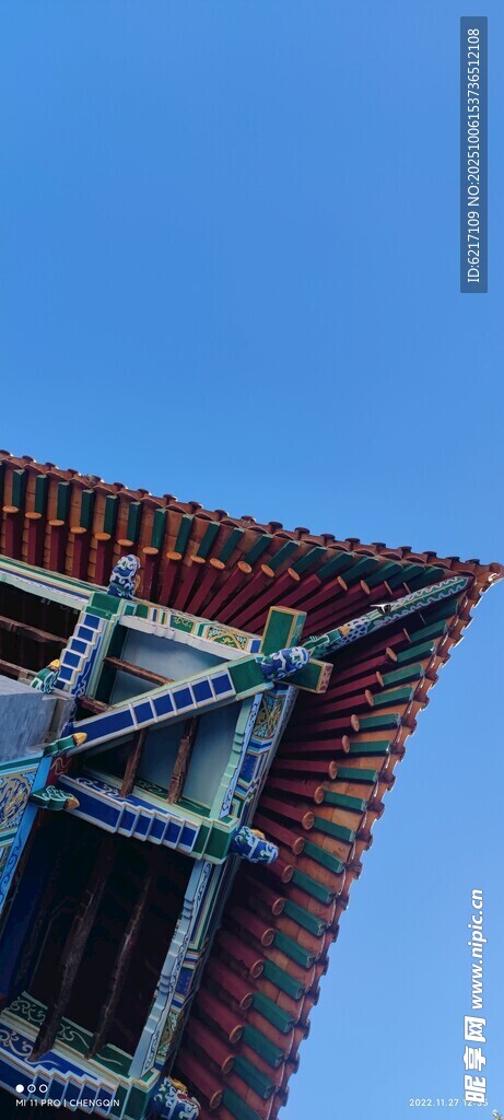 屋顶仰拍视角下的蓝天景象