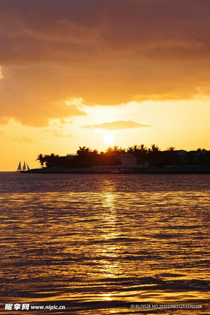夕阳下的海岛与波光海面